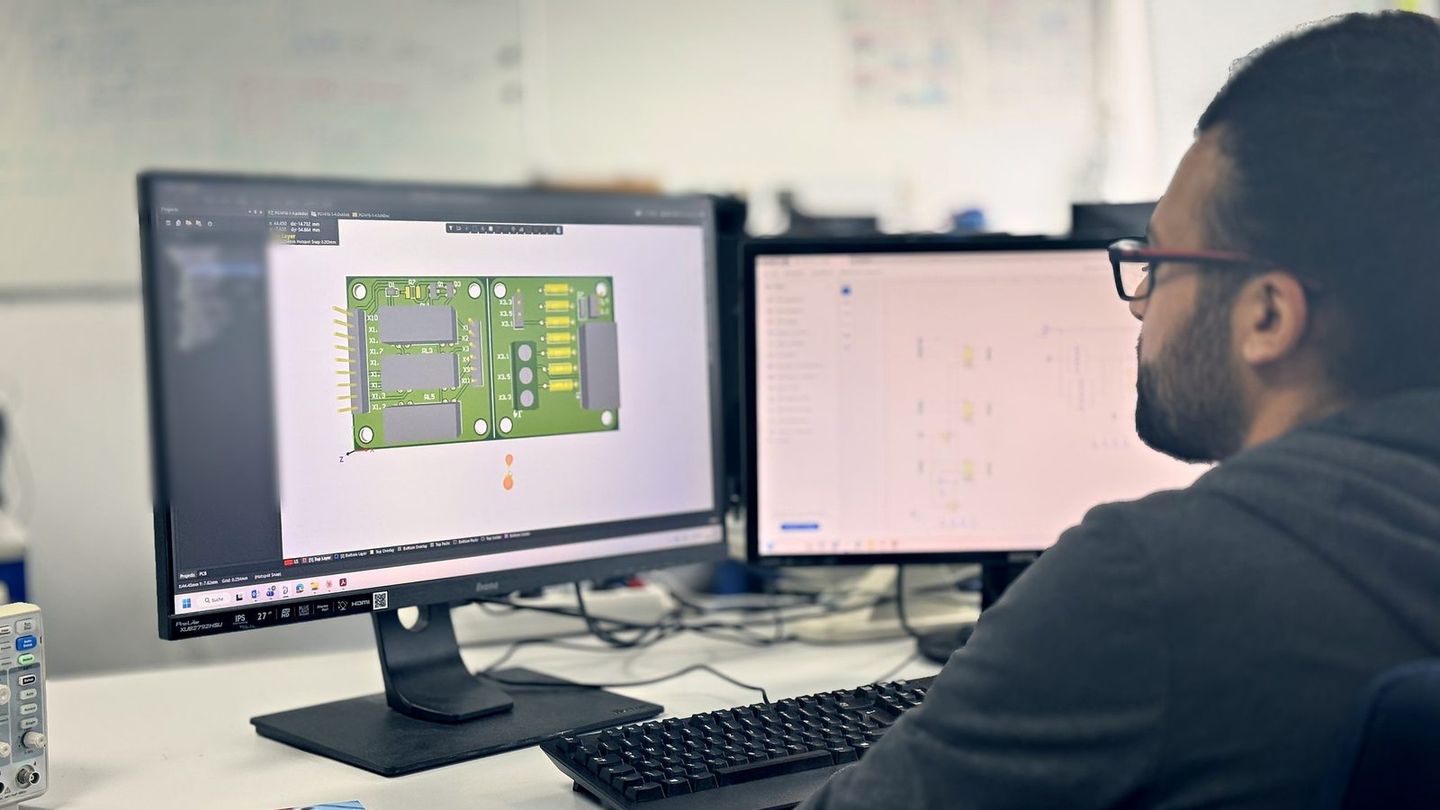 Hardwareentwicklung: Schaltplan und Layout am Arbeitsplatz